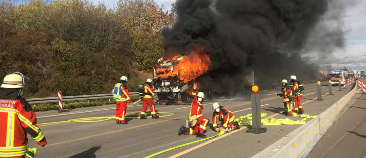 LKW-Zugmaschine auf Autobahn komplett ausgebrannt