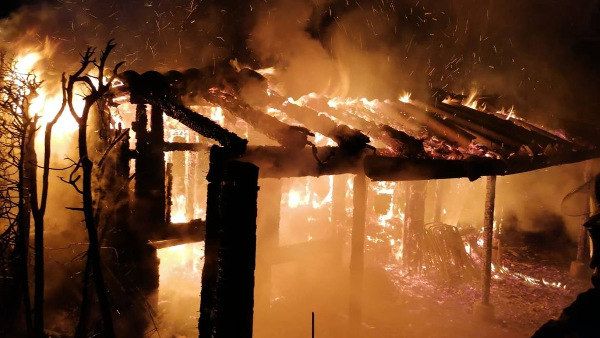 Zwei Brandstellen beschäftigte Feuerwehr über Stunden