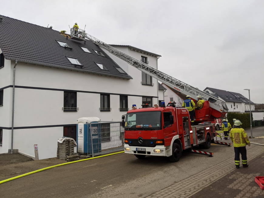 Dachstuhlbrand in Mehrfamilienhaus-Rohbau