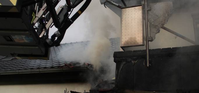 Wohnhausbrand beschäftigt stundenlang die Pfinztaler Feuerwehr