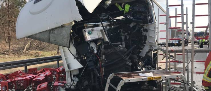 Schwerer LKW-Unfall auf der A5 – ein LKW-Fahrer schwer eingeklemmt