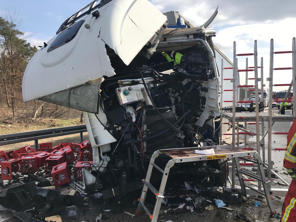 Schwerer LKW-Unfall auf der A5 – ein LKW-Fahrer schwer eingeklemmt