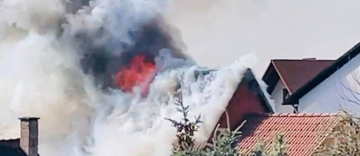 Carportbrand greift auf Wohngebäude über