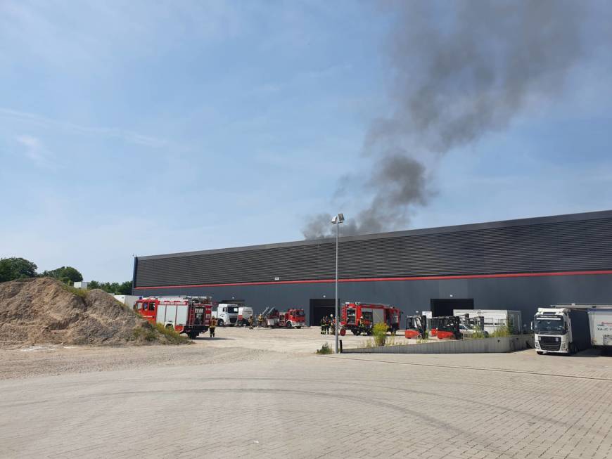 Photovoltaikmodule auf Lagerhalle in Brand geraten