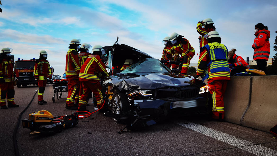 Verkehrsunfall mit eingeklemmter Person BAB 5 Richtung Frankfurt