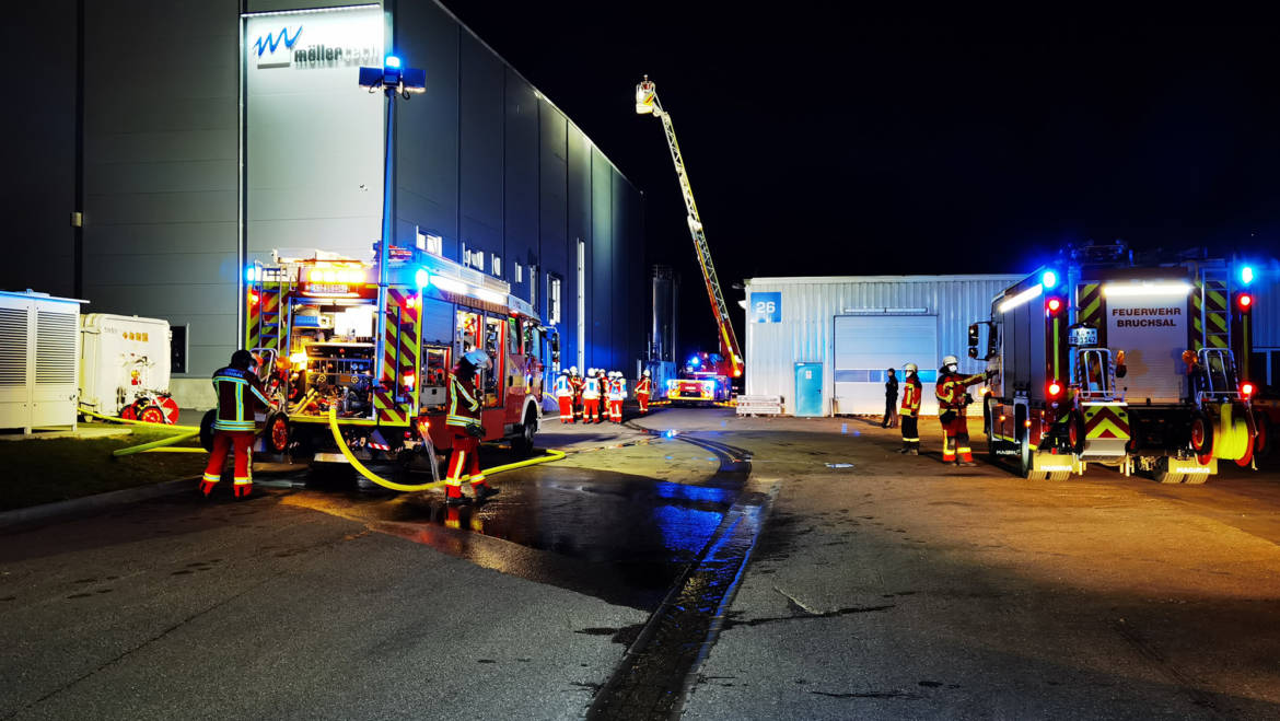 Nächtlicher Maschinenbrand in einer Lagerhalle