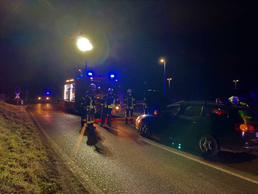 Verkehrsunfall mit mehreren beteiligten Personen nach Blitzeis