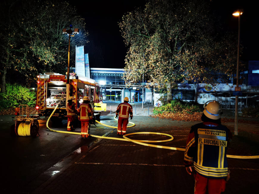 Großeinsatz durch Brand im Technikbereich des Bruchsaler Hallenbad SaSch