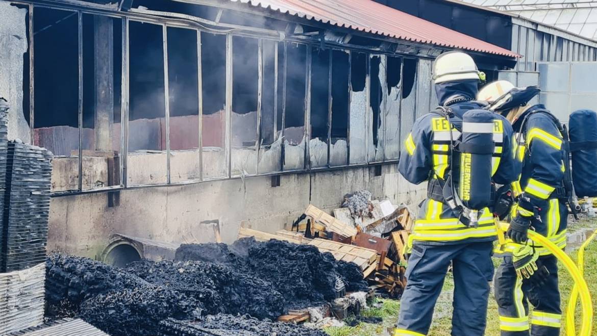 Gebäudebrand in Gärtnereibetrieb in Eggenstein-Leopoldshafen