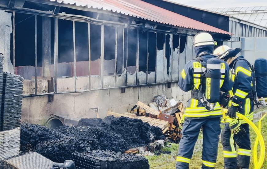 Gebäudebrand in Gärtnereibetrieb in Eggenstein-Leopoldshafen