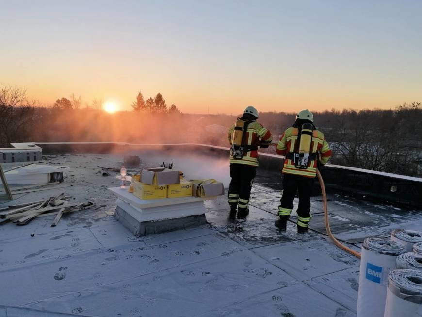 Flachdachbrand Huttenheimer Straße, Ortsteil Rheinsheim