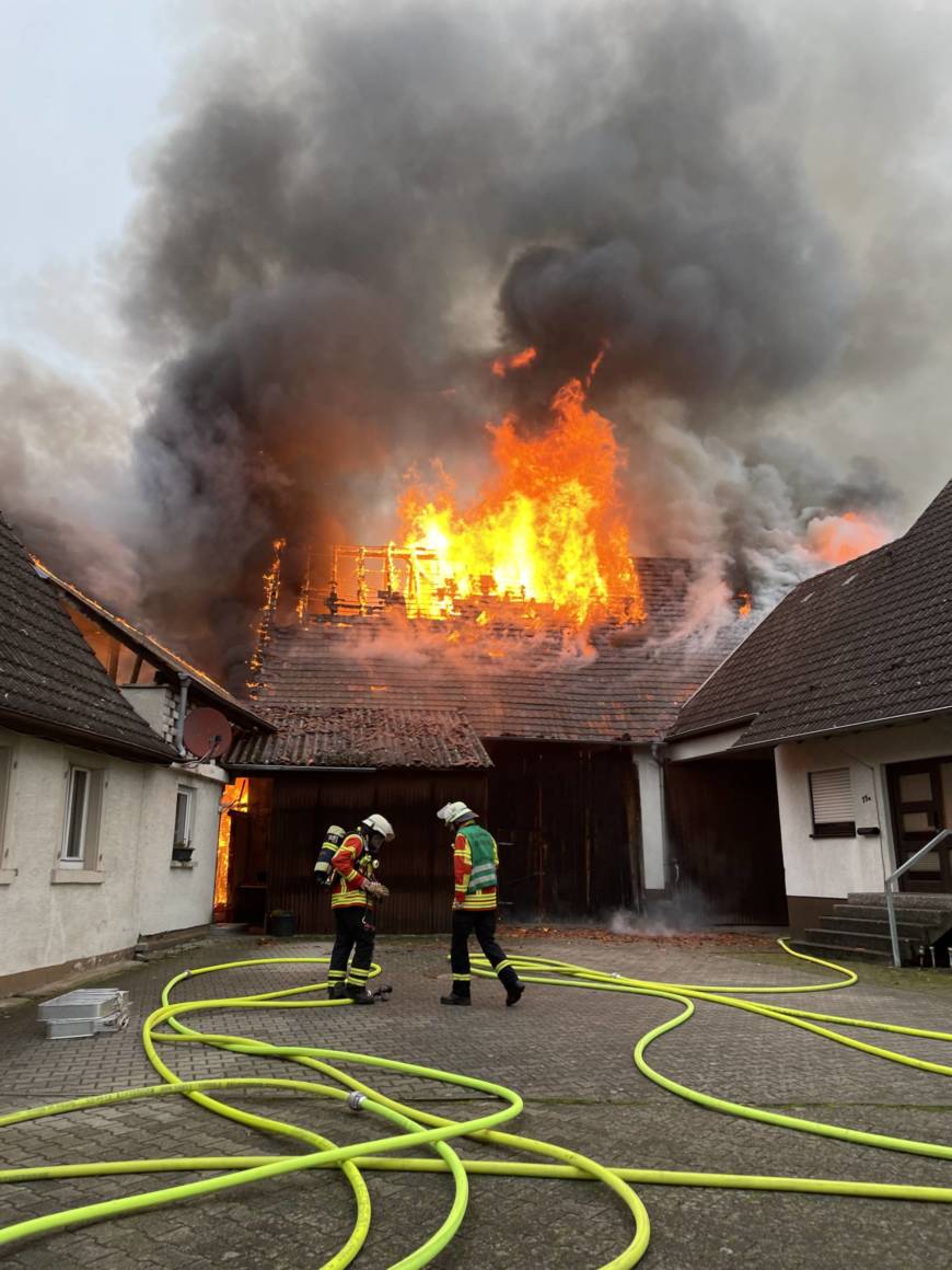 Feuerwehr rettet bei Scheunenvollbrand angrenzende Wohnhäuser