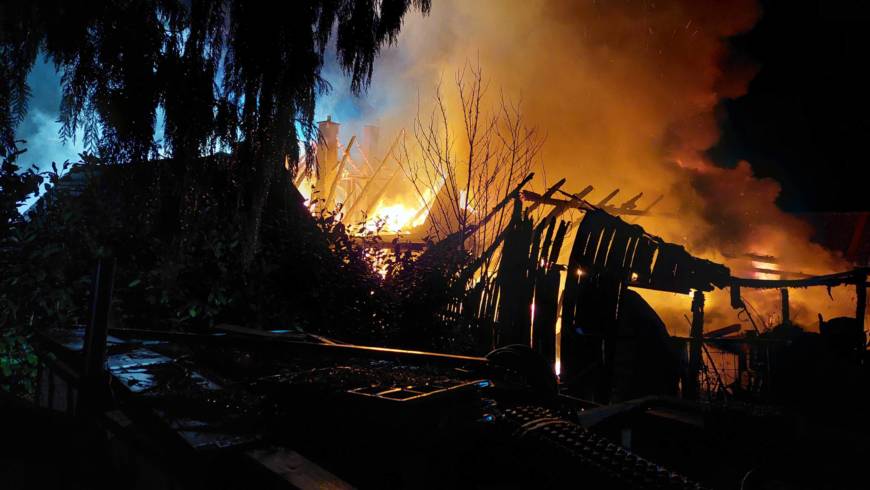 Großbrand in Bretten-Ruit – historisches Fachwerkhaus wird Raub der Flammen