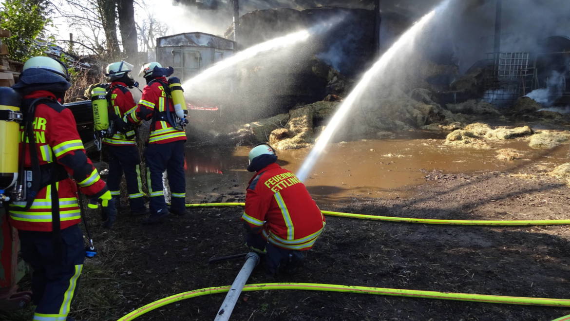Großbrand auf Reiterhof vernichtet Scheune mit Heulager