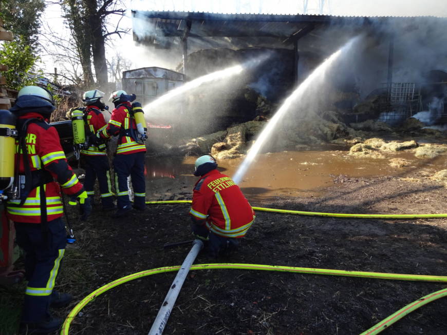 Großbrand auf Reiterhof vernichtet Scheune mit Heulager