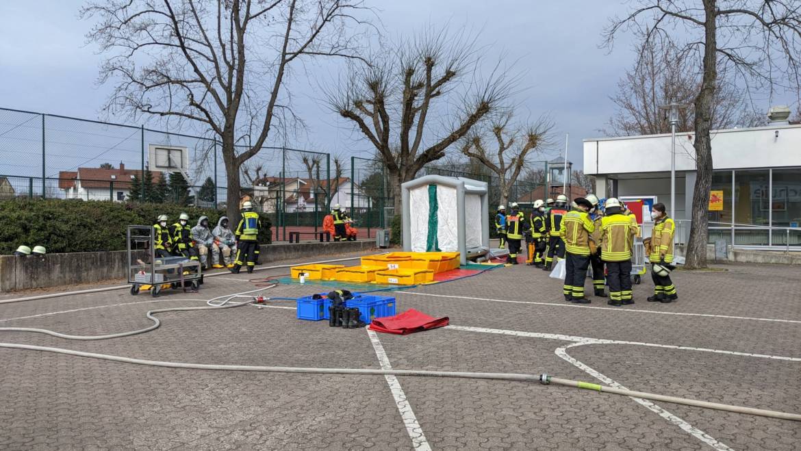 Schwefelsäure ausgelaufen – Gefahrgutzug im Einsatz