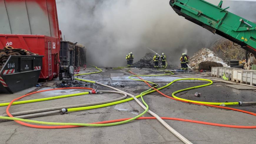 Feuerwehr mit Großaufgebot in Oberderdinger Industriegebiet