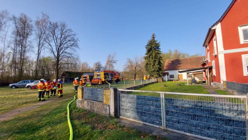 Feuerwehr Dettenheim rettet bei Zimmerbrand eine verletzte Person