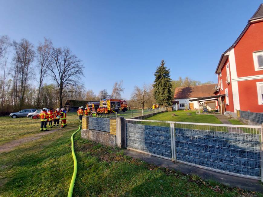 Feuerwehr Dettenheim rettet bei Zimmerbrand eine verletzte Person