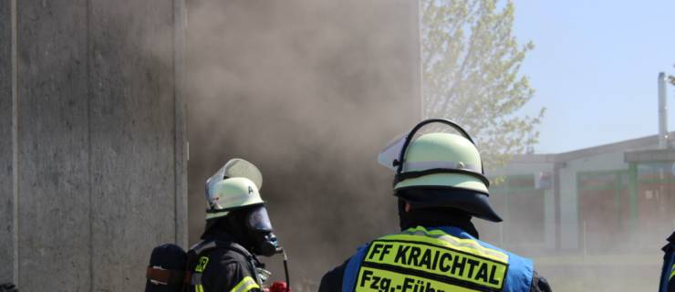 Mit Schrott beladener LKW-Auflieger gerät in Brand