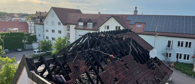 Balkonbrand greift auf Dachstuhl eines Mehrfamilienhauses über
