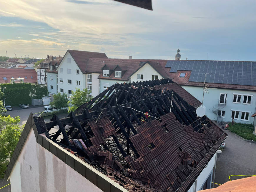 Balkonbrand greift auf Dachstuhl eines Mehrfamilienhauses über