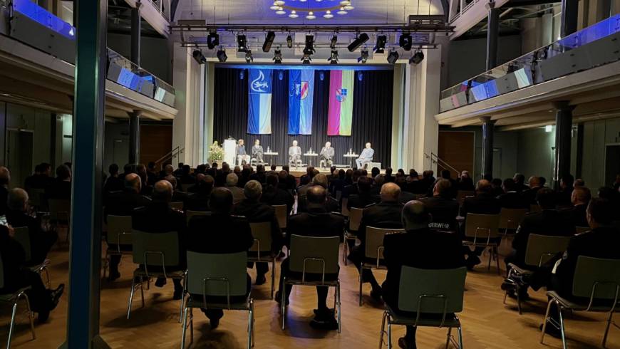 Der Landkreis Karlsruhe eröffnet offiziell die Kreisfeuerwehrtage 2022: In einer Talkrunde sprachen die Gesprächsgäste über die Rolle der kommunalen Politik im Bevölkerungsschutz und die Verantwortung jedes Einzelnen