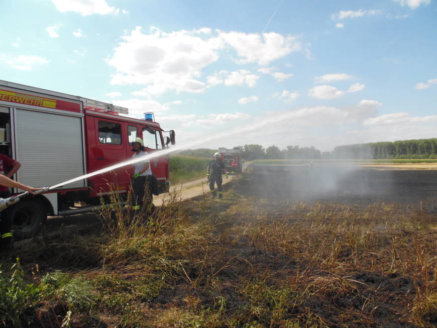 Mähdrescher verursacht zwei Brände auf Getreidefeld