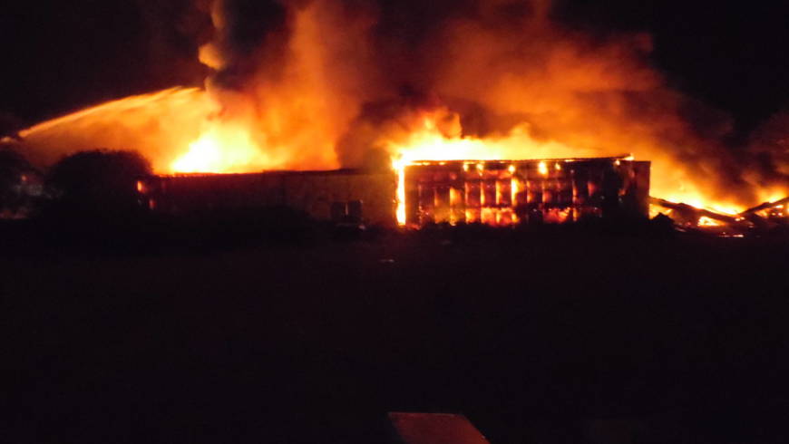 Großbrand auf dem Gelände eines ehemaligen Holzverarbeitungsbetriebes in Weingarten – Dachstuhlbrand in Stutensee
