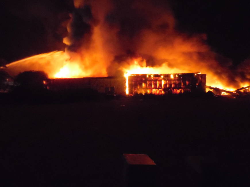 Großbrand auf dem Gelände eines ehemaligen Holzverarbeitungsbetriebes in Weingarten – Dachstuhlbrand in Stutensee
