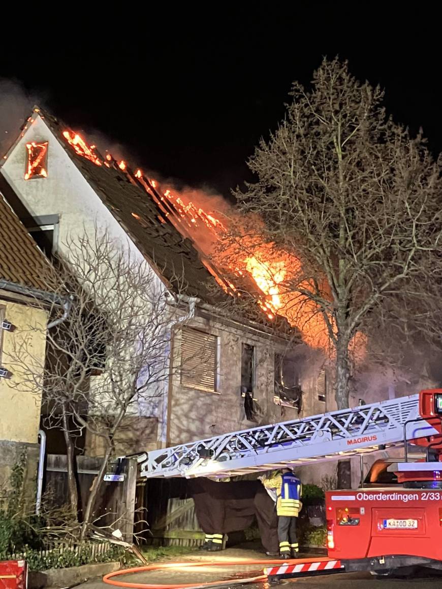 Bewohner erleidet bei Wohnhausbrand tödliche Verletzungen – Großeinsatz in Oberderdingen