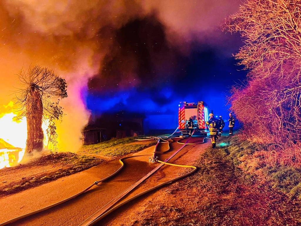 Großbrand auf dem Gelände eines Spargel- und Erdbeerhofes