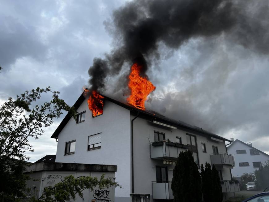 Beim Dachstuhlbrand in einem Mehrfamilienwohnhaus wird der Bewohner verletzt