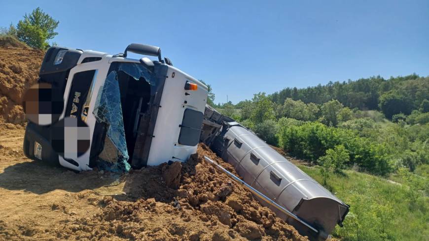 Fahrer im umgekippten Schüttgutsattelzug in Walzbachtal wird schwerverletzt