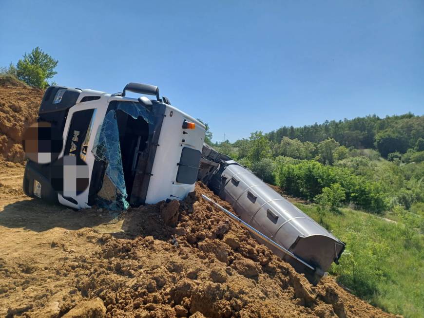 Fahrer im umgekippten Schüttgutsattelzug in Walzbachtal wird schwerverletzt