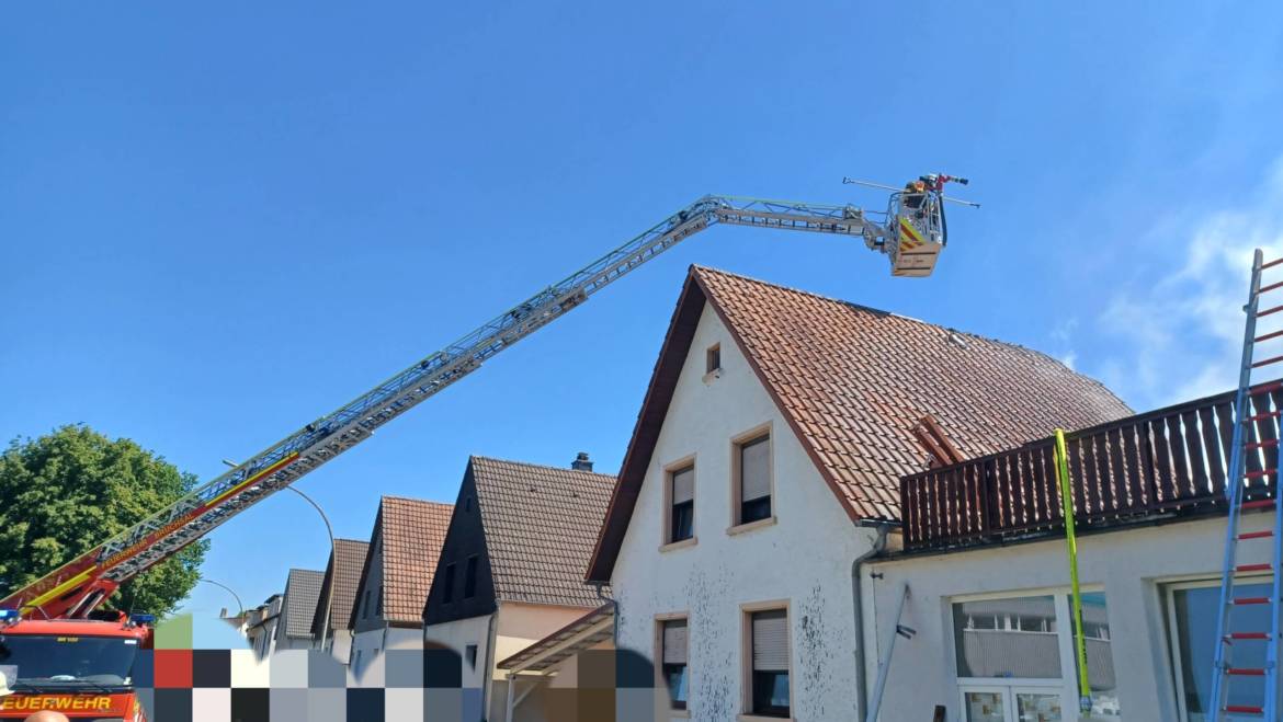 Ausgedehnter Werkstattbrand greift auf den Dachstuhl eines Wohnhauses über