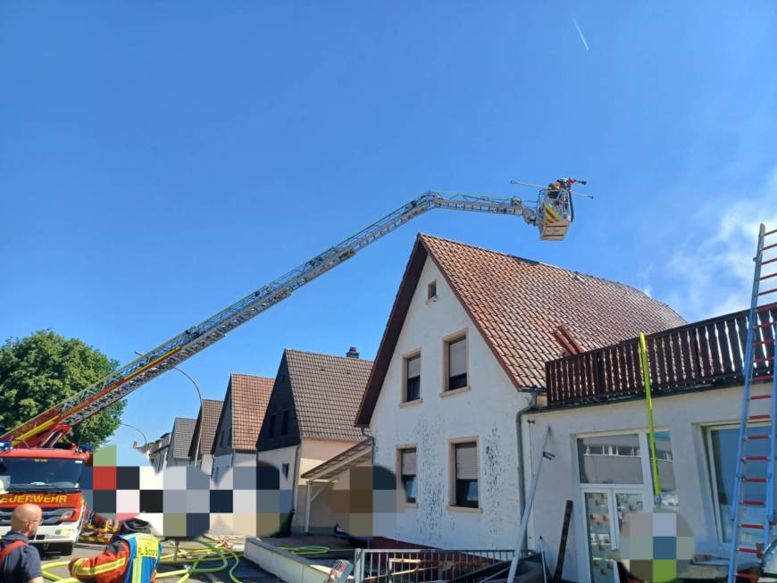 Ausgedehnter Werkstattbrand greift auf den Dachstuhl eines Wohnhauses über