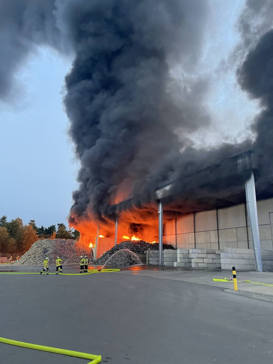 Brand eines Recyclingbetriebes in Oberderdingen-Flehingen