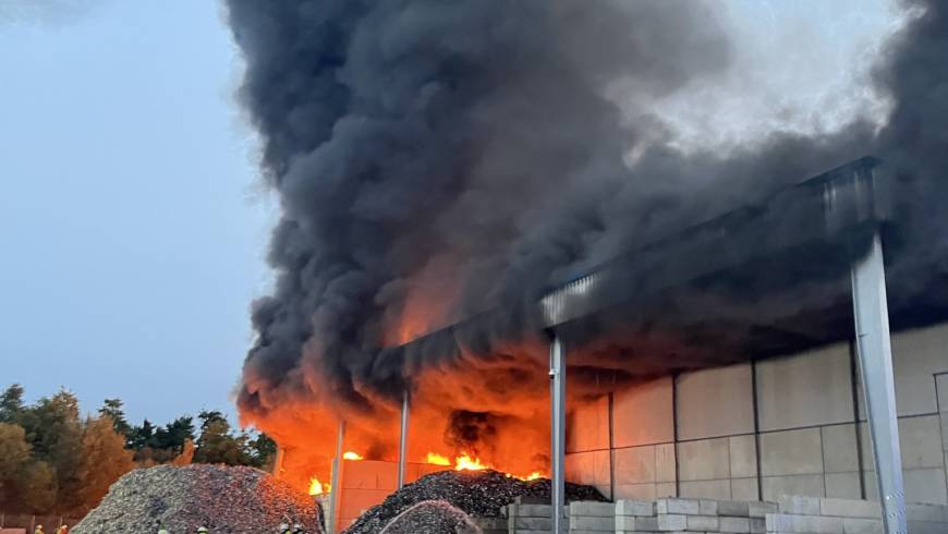 Brand eines Recyclingbetriebes in Oberderdingen-Flehingen
