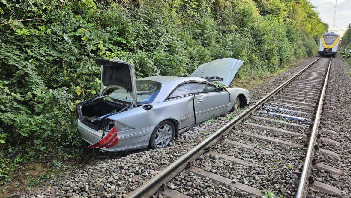 Spektakulärer Verkehrsunfall in Bretten – Mercedes stürzt zehn Meter die Böschung hinab und landet auf den Gleisen