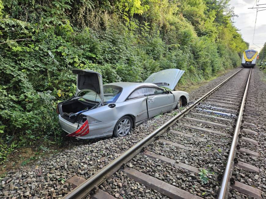 Spektakulärer Verkehrsunfall in Bretten – Mercedes stürzt zehn Meter die Böschung hinab und landet auf den Gleisen