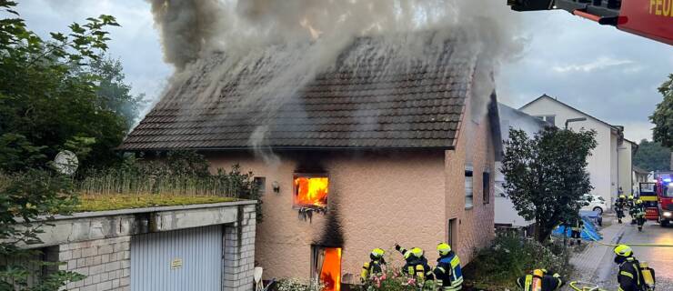 Brand von einem Einfamilienhaus in Pfinztal – Vier Personen werden verletzt