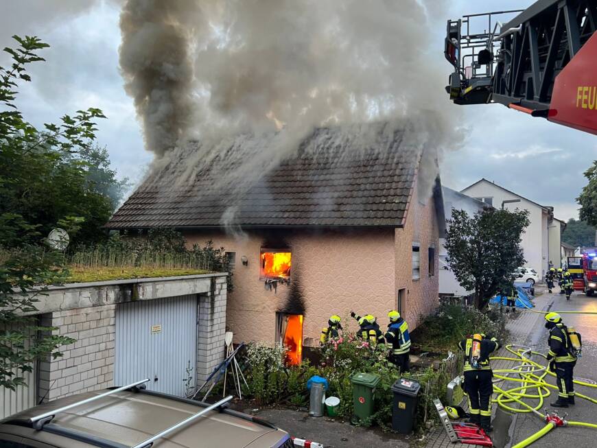 Brand von einem Einfamilienhaus in Pfinztal – Vier Personen werden verletzt