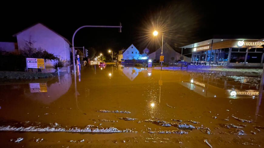 Gewitterzelle verursacht schwere Überschwemmungen in der Region Bruchsal: Hunderte Rettungskräfte im Einsatz