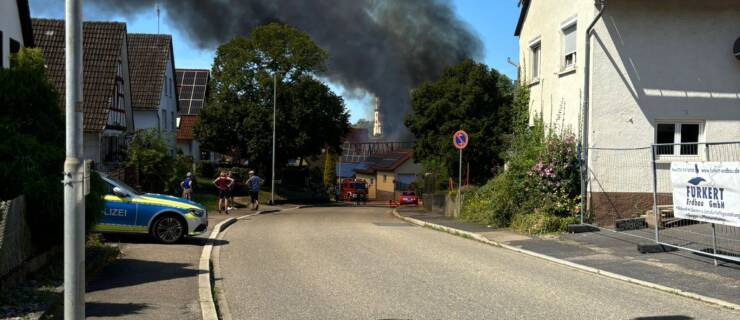 Brand mehrerer Scheunen in Walzbachtal