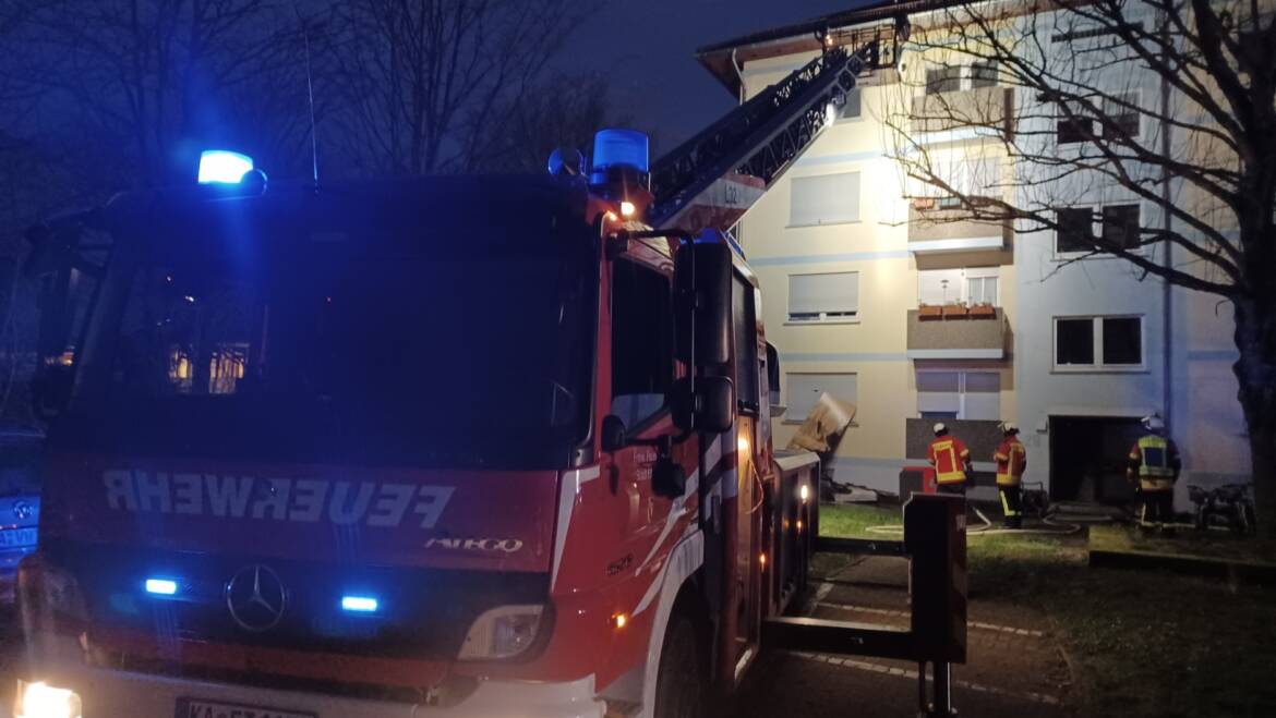 Wohnungsbrand in Ettlingen forderte Feuerwehr