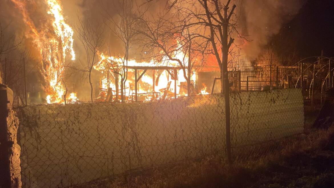 Großbrand in der Bruchsaler Südstadt – Vier Gartenhütten und ein Holzunterstand zerstört