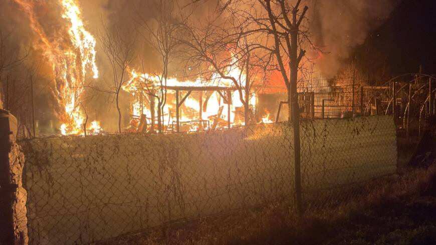 Großbrand in der Bruchsaler Südstadt – Vier Gartenhütten und ein Holzunterstand zerstört