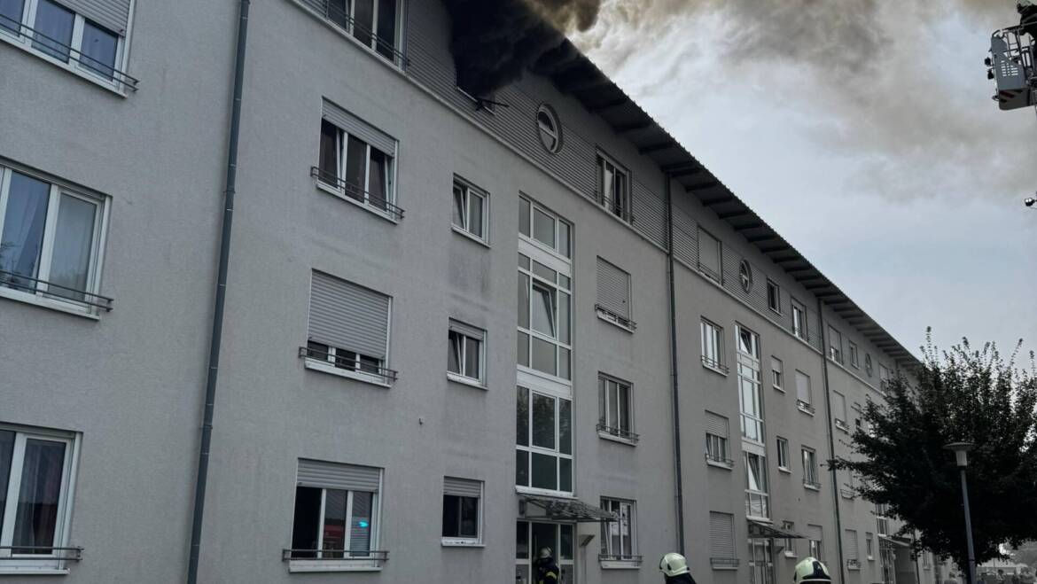 Ausgedehnter Wohnungsbrand in einem Mehrfamilienhaus in Bretten mit sechs Verletzten – Feuerwehr rettete mehrere Bewohner über Leitern – Großeinsatz der Hilfsorganisationen