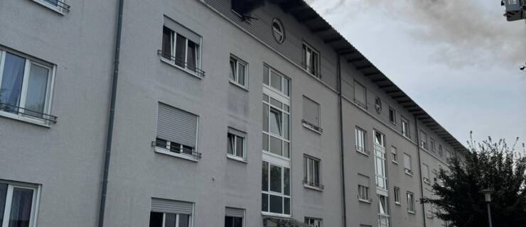 Ausgedehnter Wohnungsbrand in einem Mehrfamilienhaus in Bretten mit sechs Verletzten – Feuerwehr rettete mehrere Bewohner über Leitern – Großeinsatz der Hilfsorganisationen